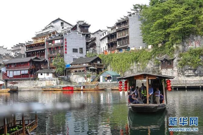 南非：扑救山火（环球掠影）
