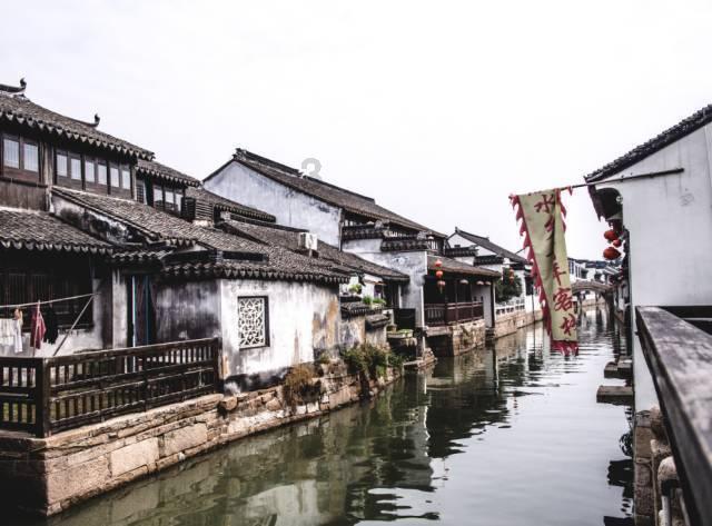 逃离森林湖畔